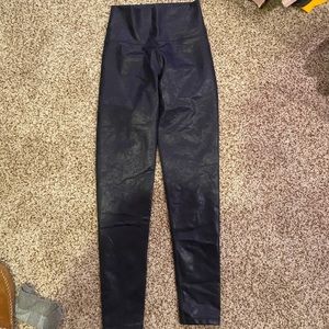 NEVER WORN AERIE OFFLINE NAVY LEGGINGS